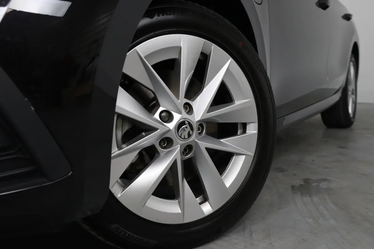 1.4 TSI iV PHEV Business Edition | Dealer Onderhouden! | LED | Navi By App | Clima | Parkeersensoren | Cruise Control | DAB | Lichtmetalen Velgen