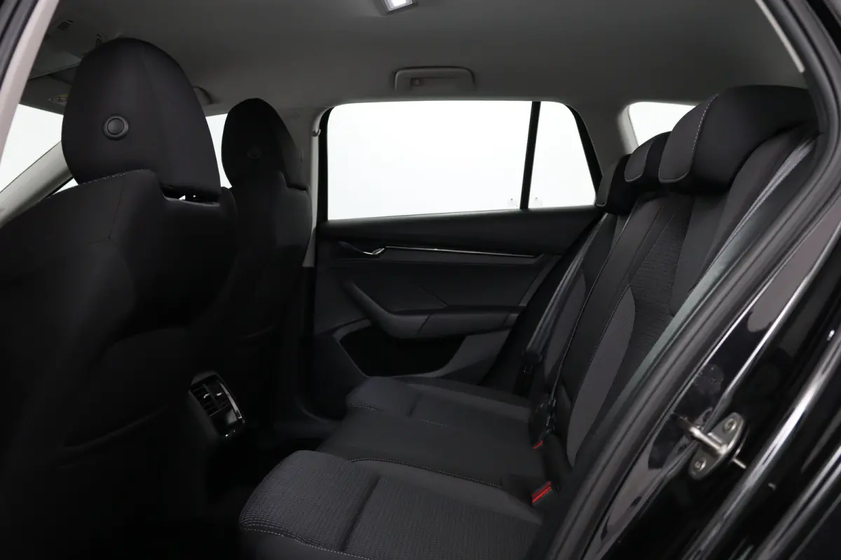 1.4 TSI iV PHEV Business Edition | Dealer Onderhouden! | LED | Navi By App | Clima | Parkeersensoren | Cruise Control | DAB | Lichtmetalen Velgen