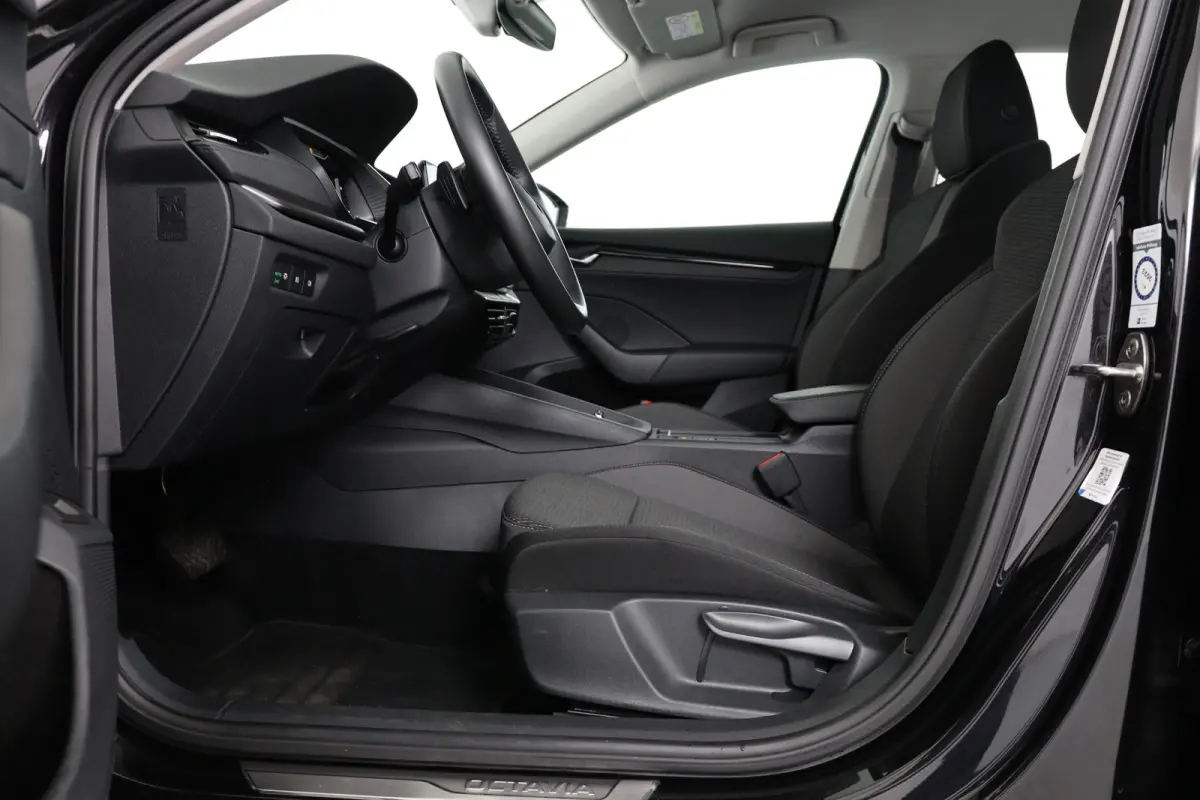 1.4 TSI iV PHEV Business Edition | Dealer Onderhouden! | LED | Navi By App | Clima | Parkeersensoren | Cruise Control | DAB | Lichtmetalen Velgen