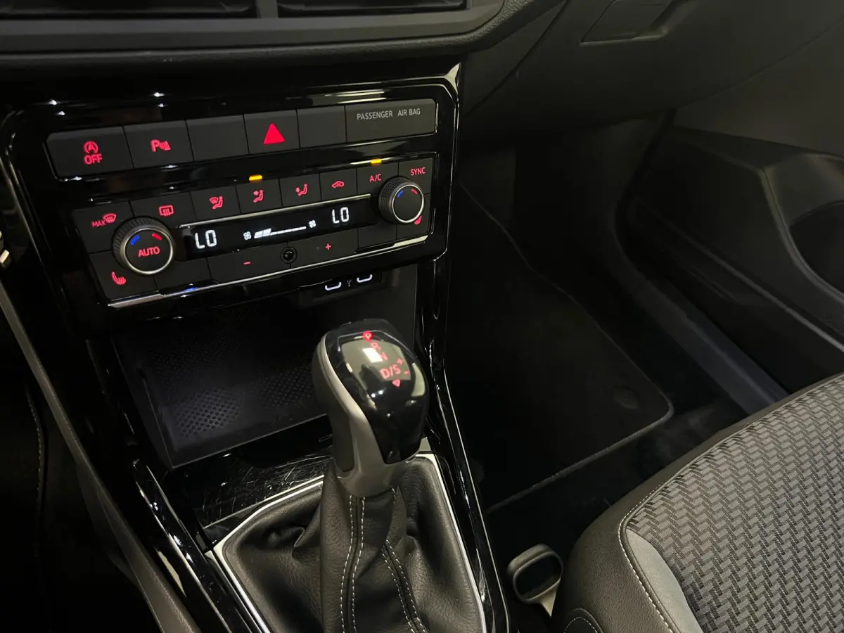 1.0 TSI R-LINE / DSG AUTOMAAT / STOELVERW. / NAVI / CAMERA / CLIMATE.C /