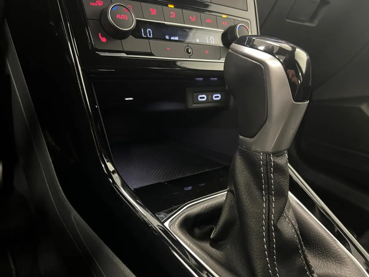 1.0 TSI R-LINE / DSG AUTOMAAT / STOELVERW. / NAVI / CAMERA / CLIMATE.C /