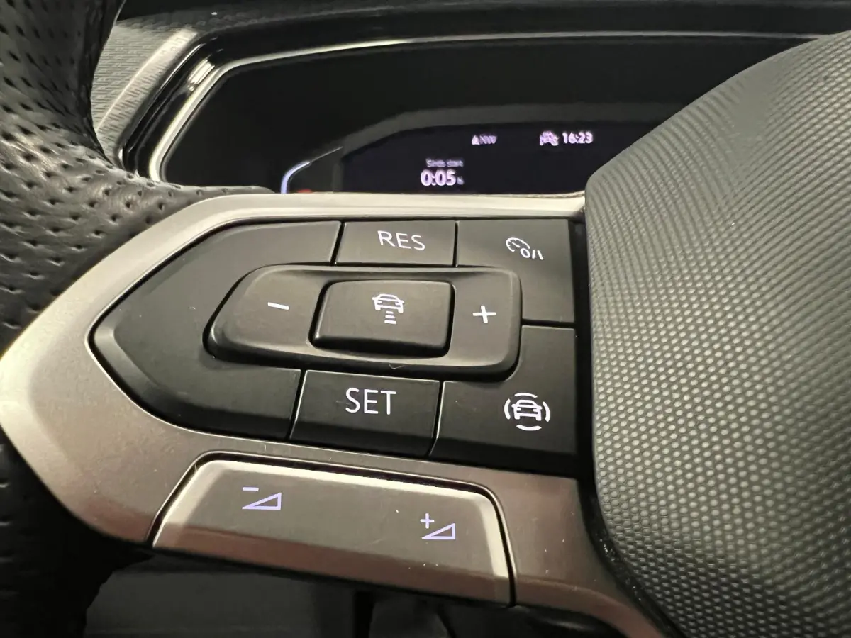 1.0 TSI R-LINE / DSG AUTOMAAT / STOELVERW. / NAVI / CAMERA / CLIMATE.C /
