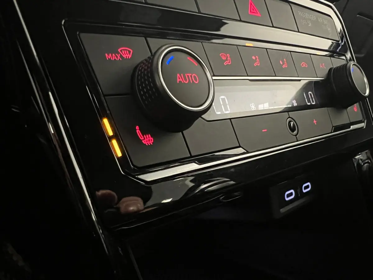 1.0 TSI R-LINE / DSG AUTOMAAT / STOELVERW. / NAVI / CAMERA / CLIMATE.C /