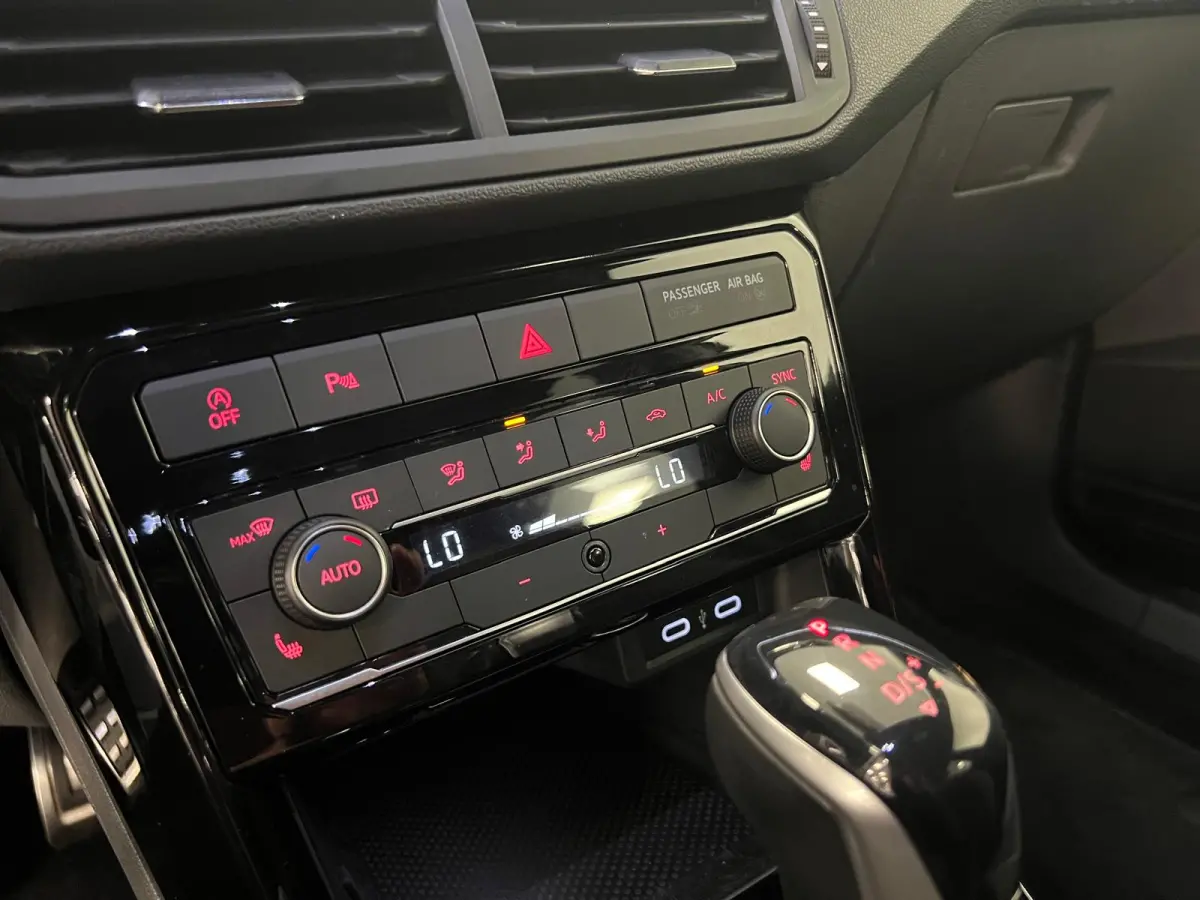 1.0 TSI R-LINE / DSG AUTOMAAT / STOELVERW. / NAVI / CAMERA / CLIMATE.C /