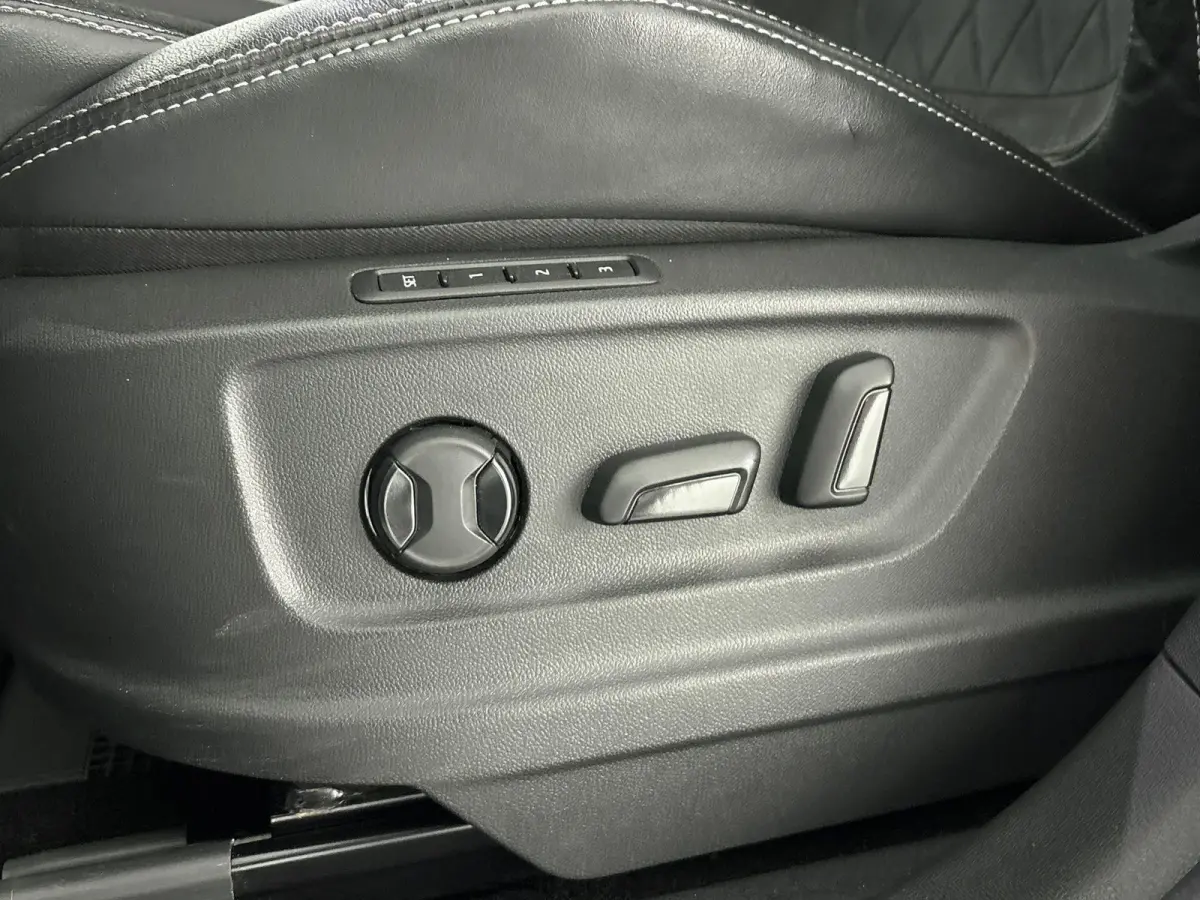 1.5 TSI Sportline Business Airco | Achteruitrijcamera | Alcantara Bekleding | Trekhaak Uitklapbaar |  Sportline |  DSG | Cruise Control | Electronic Climate Control | Elektrisch Verstelbare 