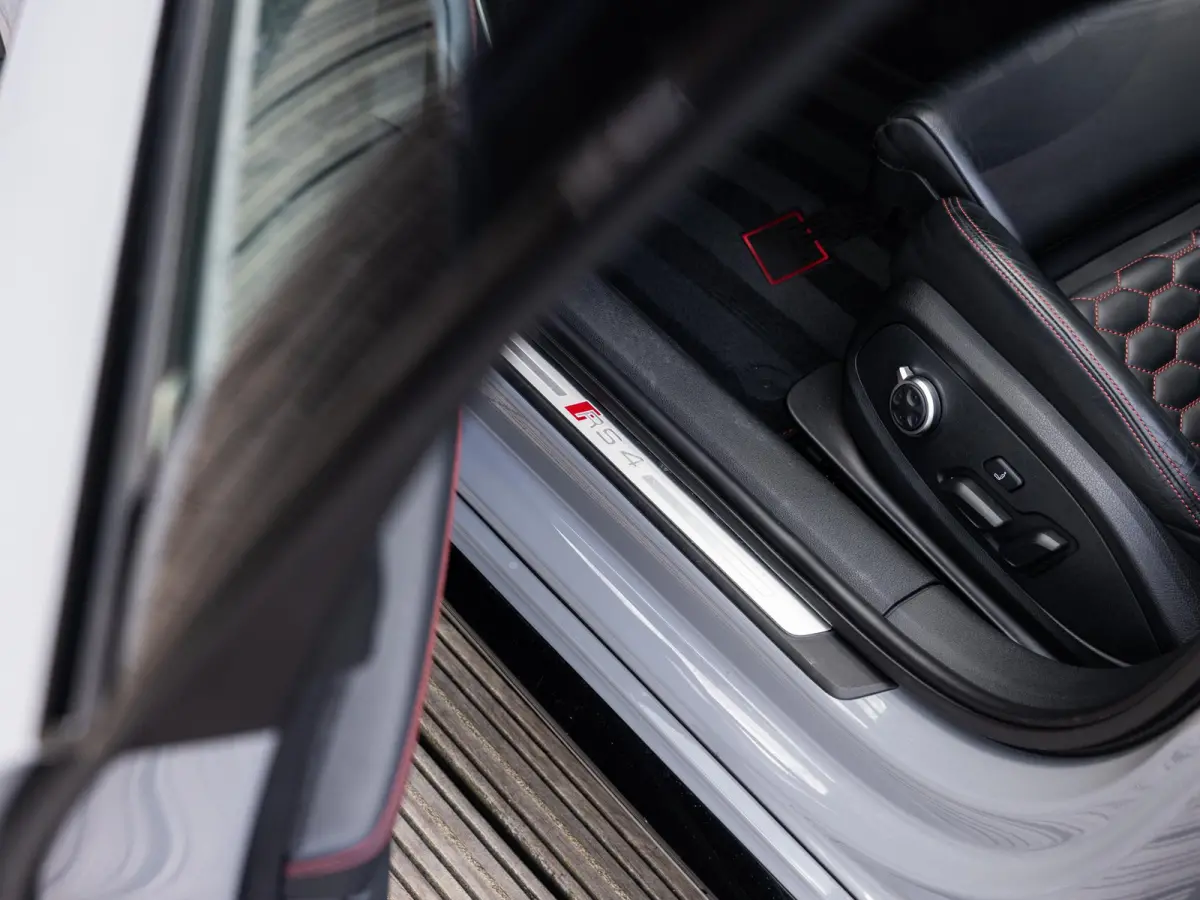 2.9 TFSI RS 4 quattro competition plus kuipstoelen | BANG & OLUFSEN | 280 KM/U | PANORAMA/SCHUIF-KANTEDAK | NARDOGRIJS | ADAPTIVE CRUISE CONTROL | CARBON INTERIEUR | KEYLESS ENTRY |