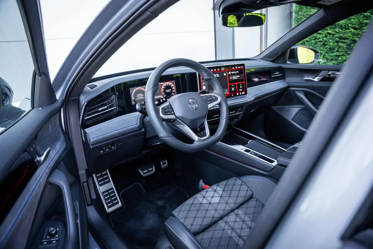 1.5 eHybrid R-Line Black-Style Org.NL|Pano|Massage|Elek-trekhaak|Winterpack|Camera|1e-eig.|Fabrieksgarantie