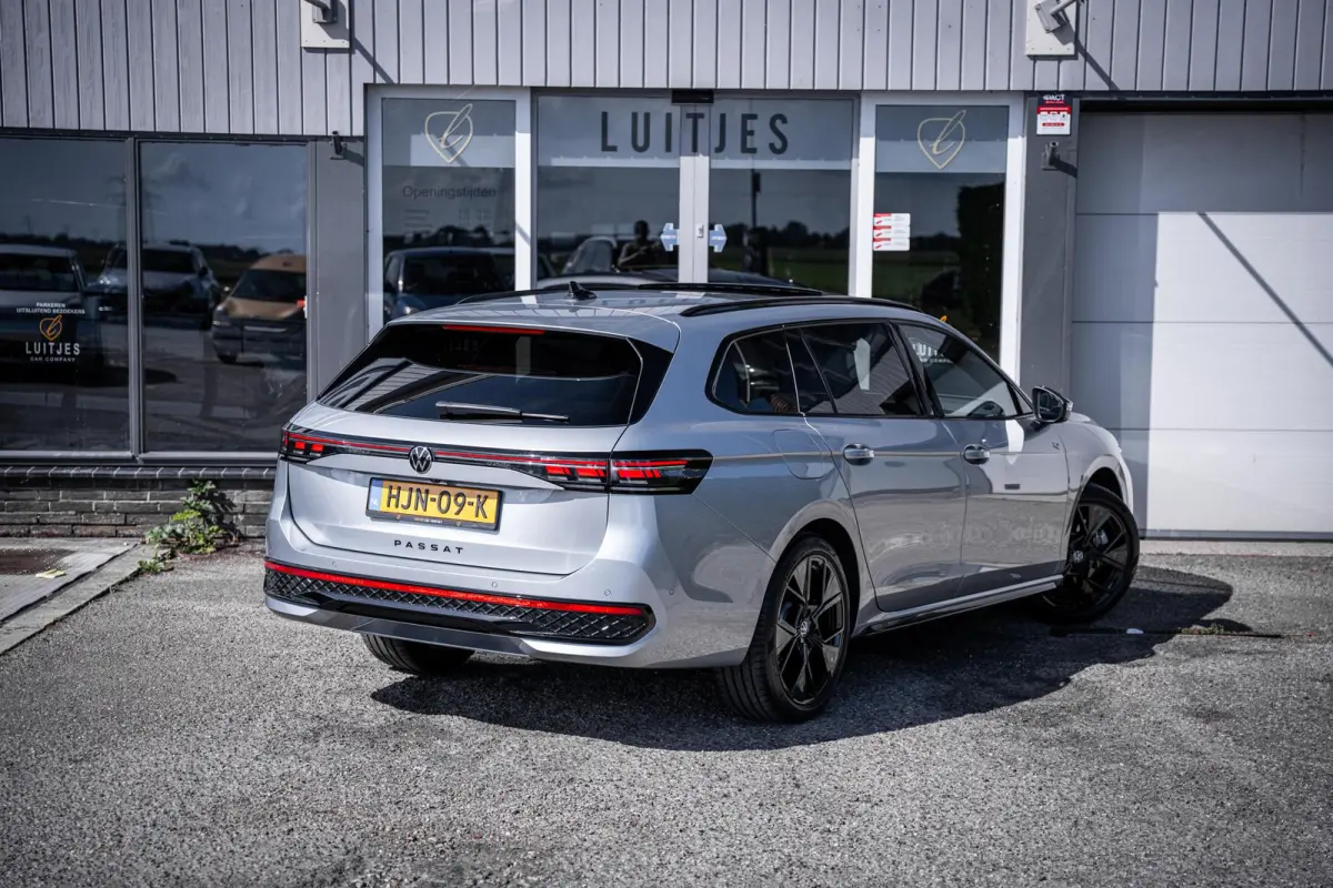 1.5 eHybrid R-Line Black-Style Org.NL|Pano|Massage|Elek-trekhaak|Winterpack|Camera|1e-eig.|Fabrieksgarantie