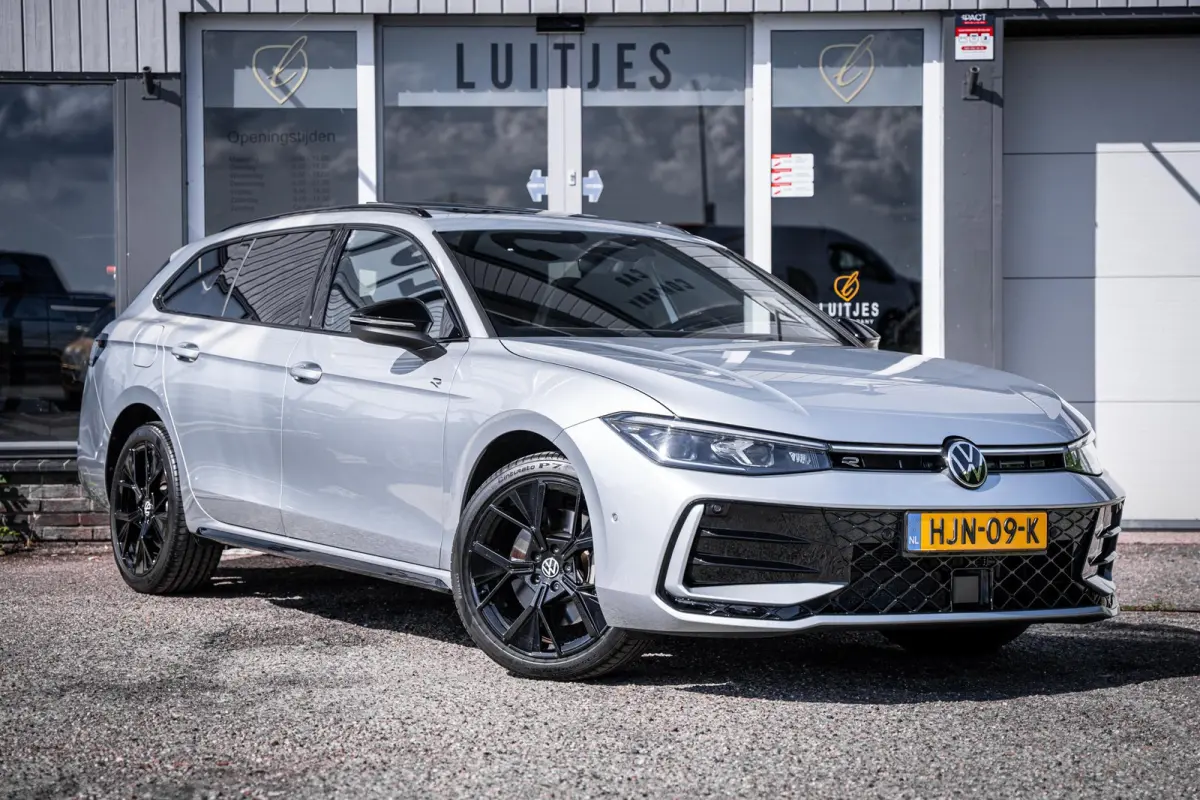 1.5 eHybrid R-Line Black-Style Org.NL|Pano|Massage|Elek-trekhaak|Winterpack|Camera|1e-eig.|Fabrieksgarantie