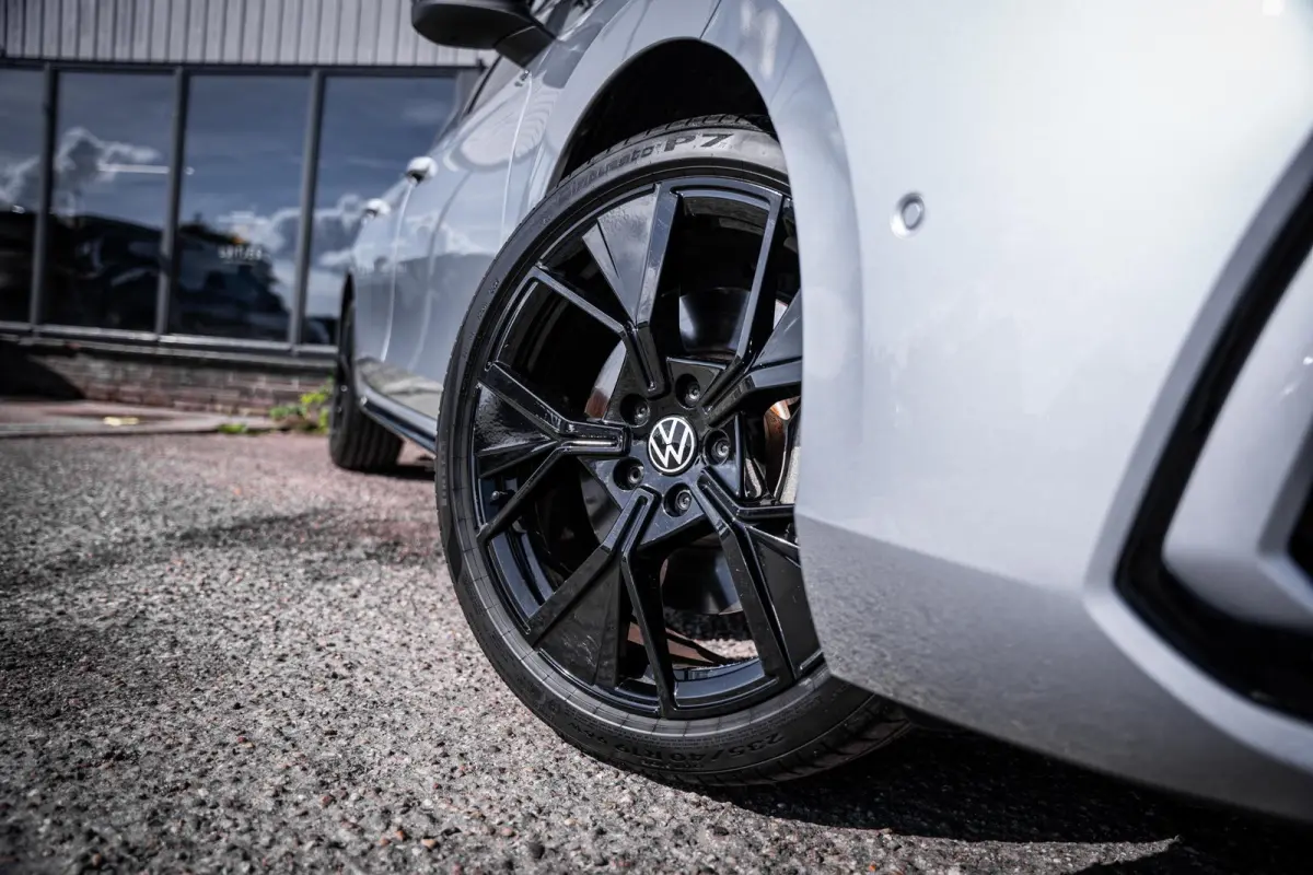 1.5 eHybrid R-Line Black-Style Org.NL|Pano|Massage|Elek-trekhaak|Winterpack|Camera|1e-eig.|Fabrieksgarantie
