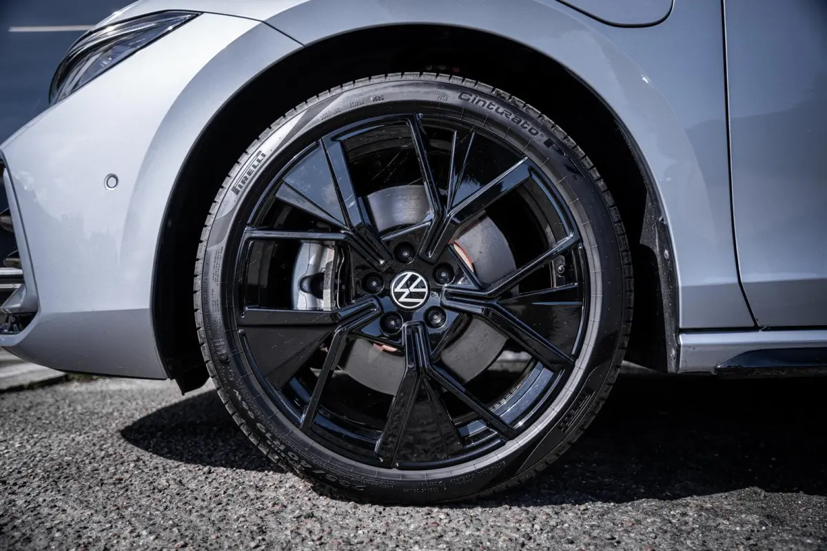 1.5 eHybrid R-Line Black-Style Org.NL|Pano|Massage|Elek-trekhaak|Winterpack|Camera|1e-eig.|Fabrieksgarantie