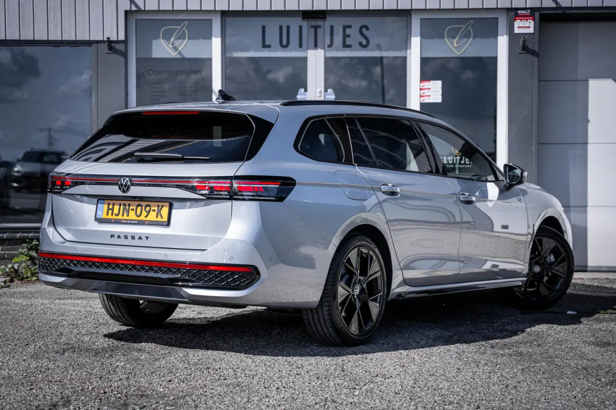 1.5 eHybrid R-Line Black-Style Org.NL|Pano|Massage|Elek-trekhaak|Winterpack|Camera|1e-eig.|Fabrieksgarantie