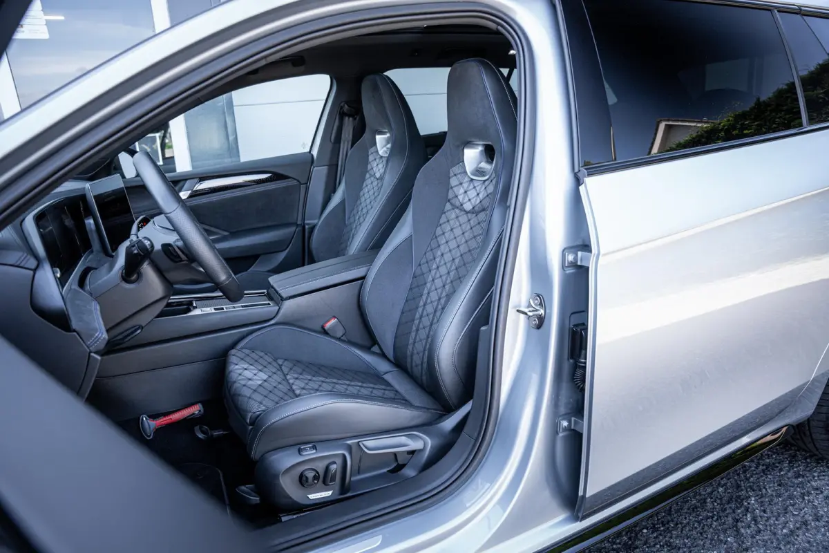 1.5 eHybrid R-Line Black-Style Org.NL|Pano|Massage|Elek-trekhaak|Winterpack|Camera|1e-eig.|Fabrieksgarantie