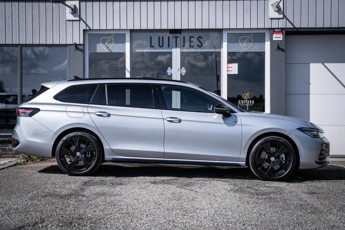 1.5 eHybrid R-Line Black-Style Org.NL|Pano|Massage|Elek-trekhaak|Winterpack|Camera|1e-eig.|Fabrieksgarantie