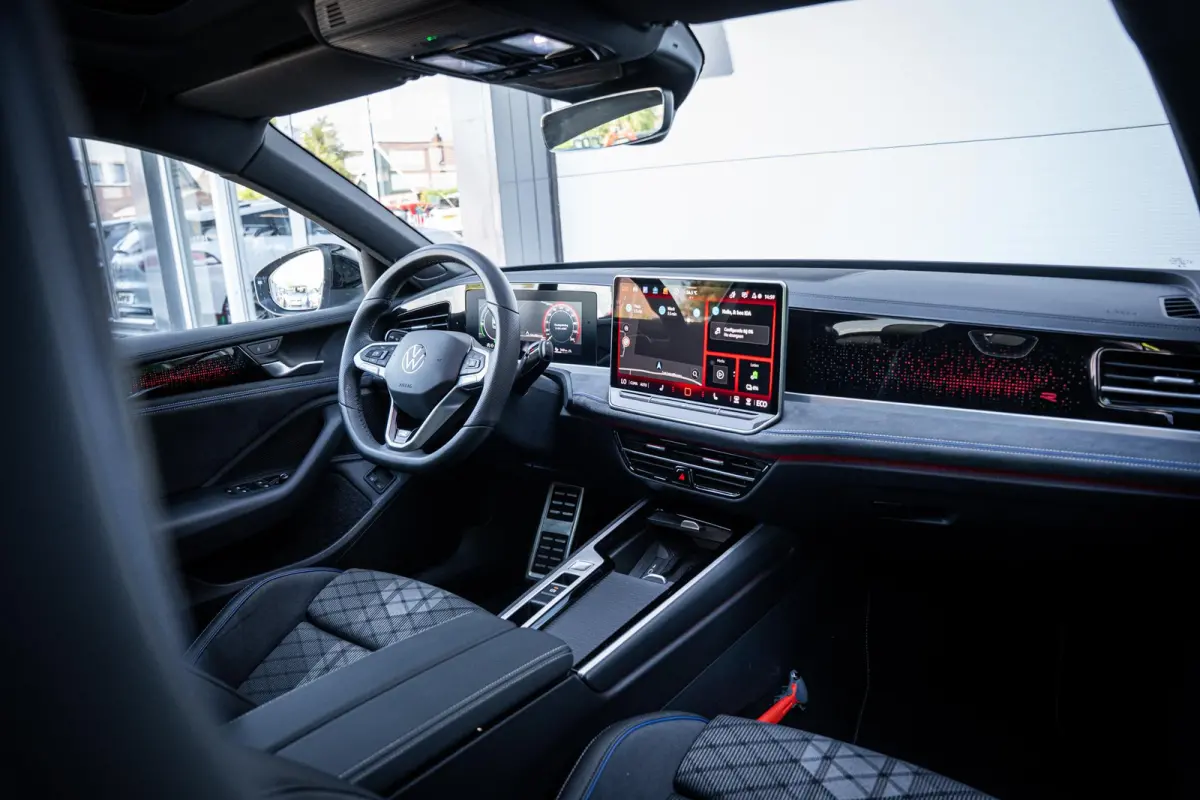 1.5 eHybrid R-Line Black-Style Org.NL|Pano|Massage|Elek-trekhaak|Winterpack|Camera|1e-eig.|Fabrieksgarantie