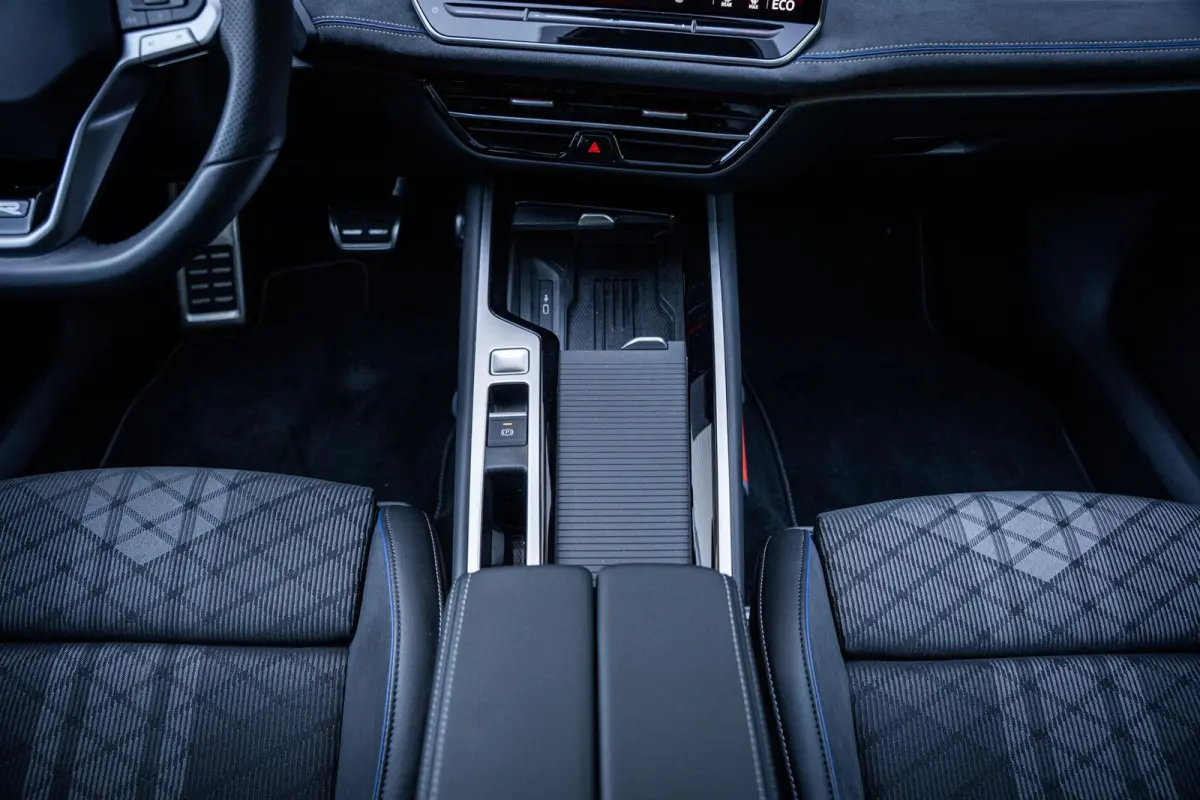 1.5 eHybrid R-Line Black-Style Org.NL|Pano|Massage|Elek-trekhaak|Winterpack|Camera|1e-eig.|Fabrieksgarantie