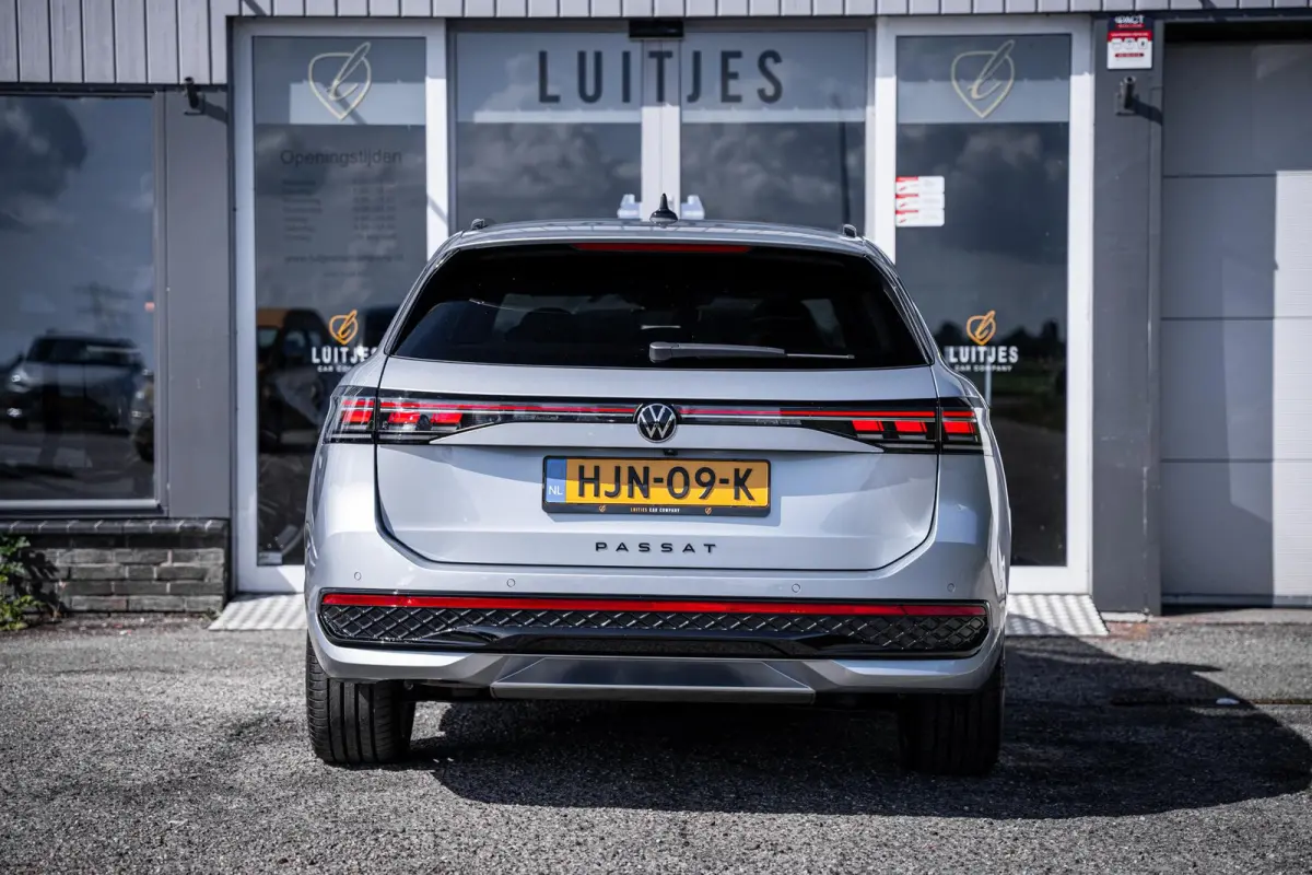 1.5 eHybrid R-Line Black-Style Org.NL|Pano|Massage|Elek-trekhaak|Winterpack|Camera|1e-eig.|Fabrieksgarantie