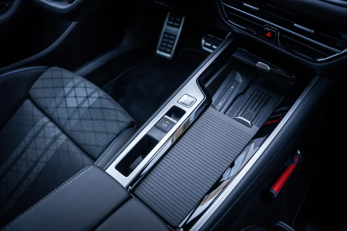 1.5 eHybrid R-Line Black-Style Org.NL|Pano|Massage|Elek-trekhaak|Winterpack|Camera|1e-eig.|Fabrieksgarantie