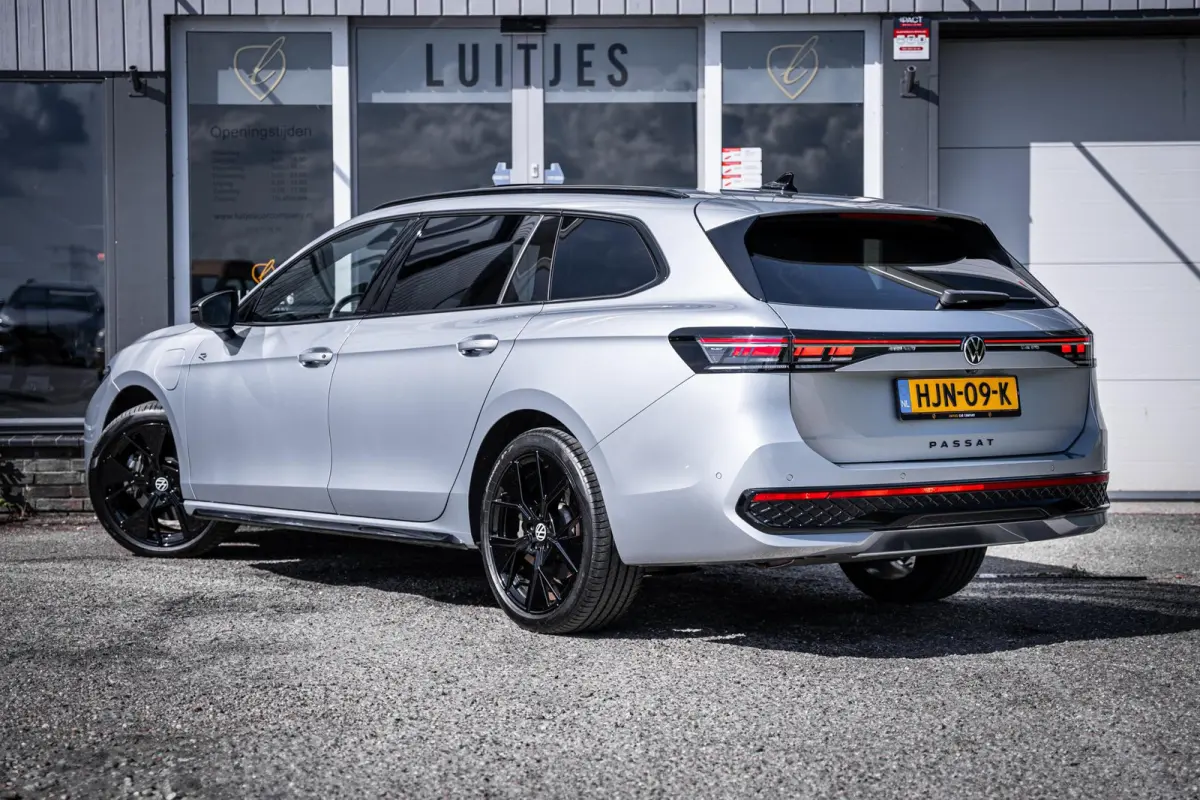 1.5 eHybrid R-Line Black-Style Org.NL|Pano|Massage|Elek-trekhaak|Winterpack|Camera|1e-eig.|Fabrieksgarantie