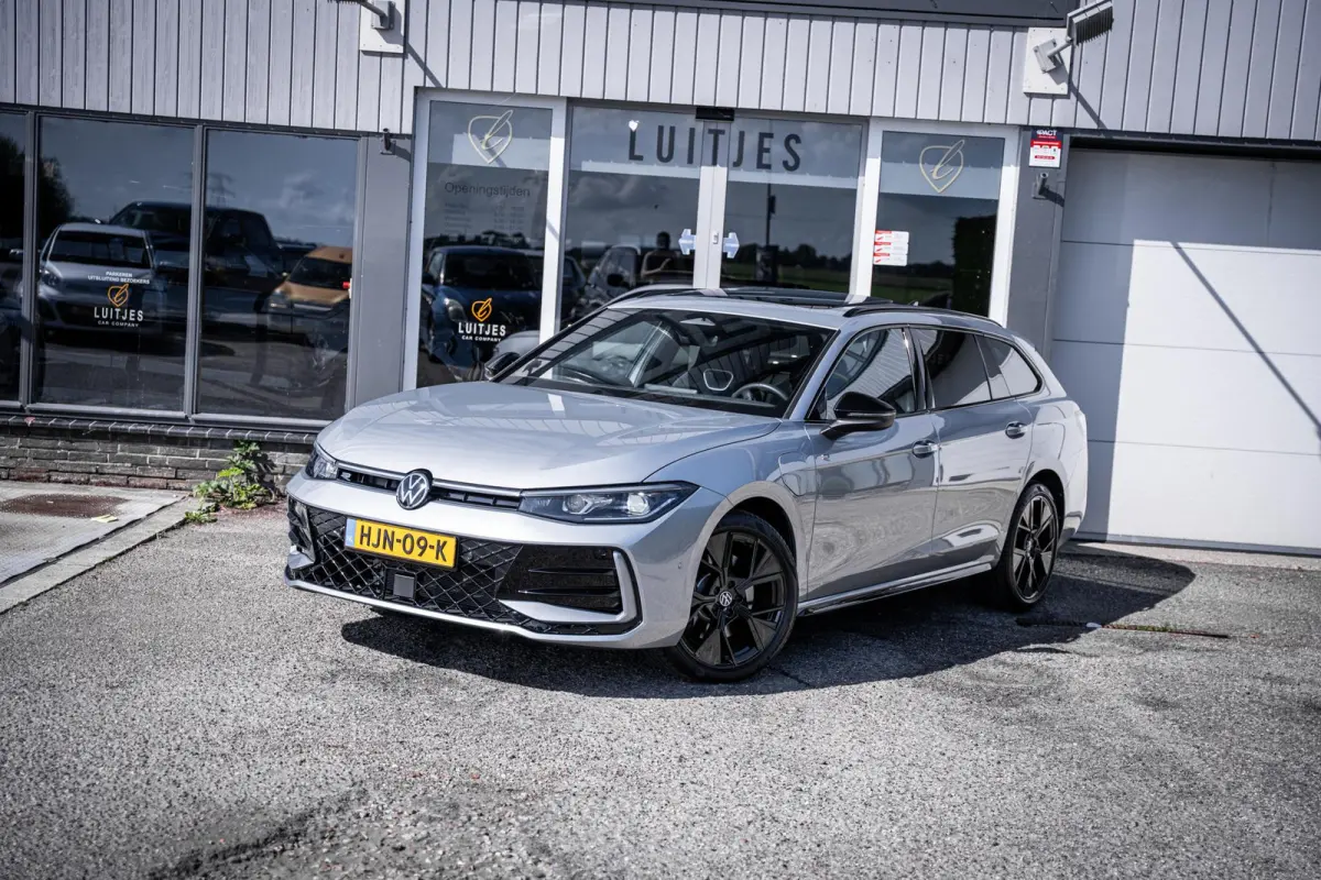 1.5 eHybrid R-Line Black-Style Org.NL|Pano|Massage|Elek-trekhaak|Winterpack|Camera|1e-eig.|Fabrieksgarantie