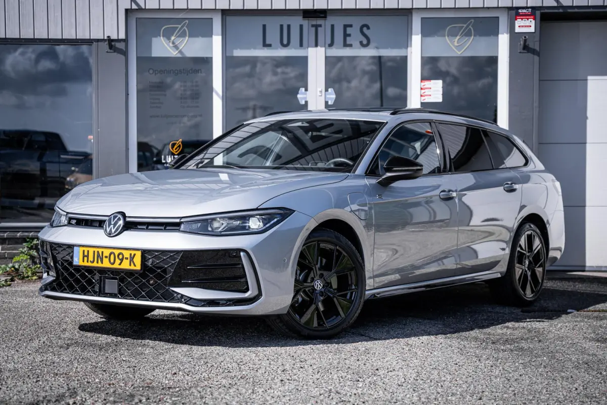 1.5 eHybrid R-Line Black-Style Org.NL|Pano|Massage|Elek-trekhaak|Winterpack|Camera|1e-eig.|Fabrieksgarantie
