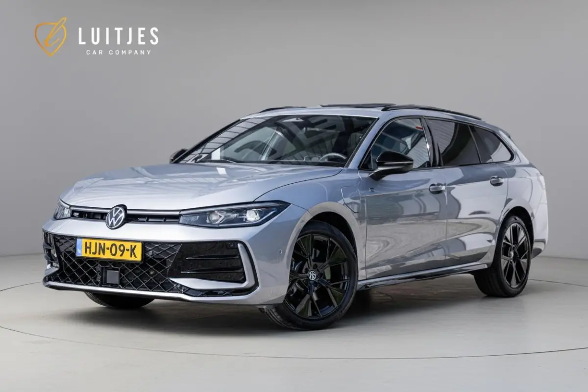 1.5 eHybrid R-Line Black-Style Org.NL|Pano|Massage|Elek-trekhaak|Winterpack|Camera|1e-eig.|Fabrieksgarantie