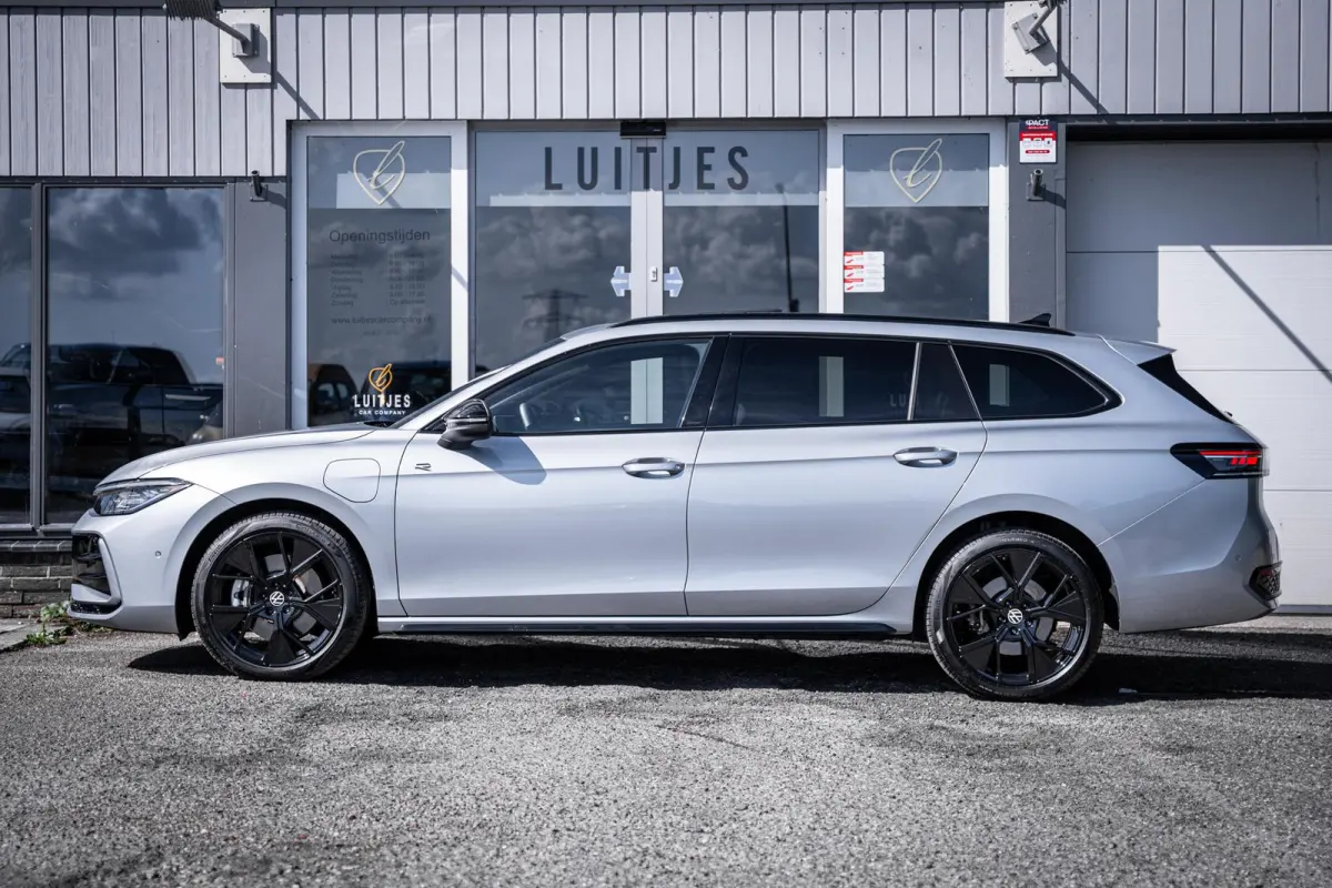 1.5 eHybrid R-Line Black-Style Org.NL|Pano|Massage|Elek-trekhaak|Winterpack|Camera|1e-eig.|Fabrieksgarantie
