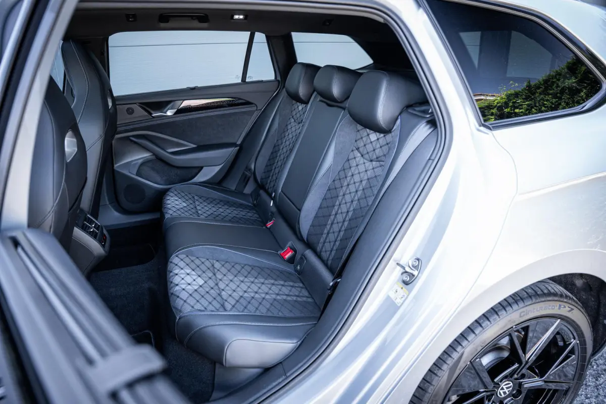 1.5 eHybrid R-Line Black-Style Org.NL|Pano|Massage|Elek-trekhaak|Winterpack|Camera|1e-eig.|Fabrieksgarantie