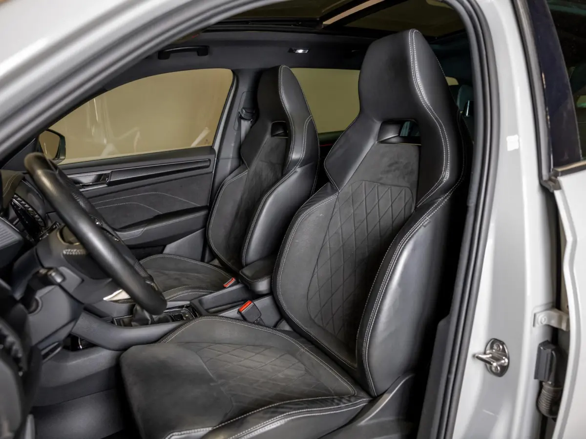 1.5 TSI Sportline Business / 150pk / Trekhaak / Panorama dak / Achteruitrij camera /