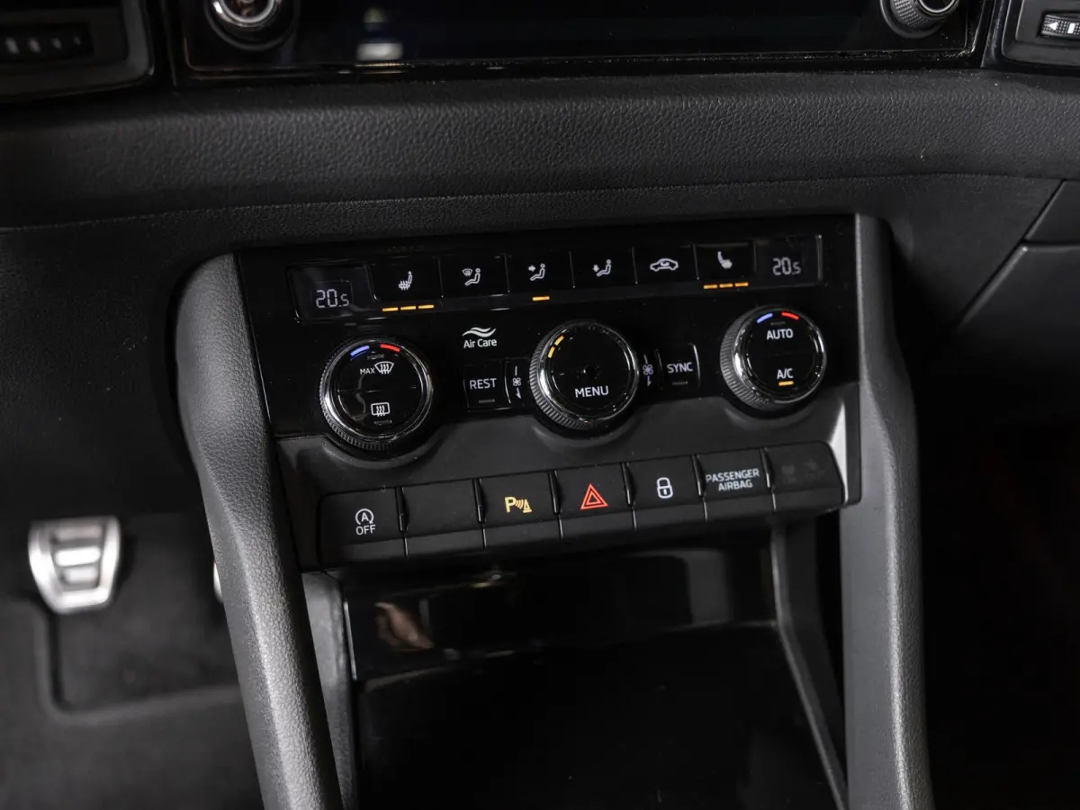 1.5 TSI Sportline Business / 150pk / Trekhaak / Panorama dak / Achteruitrij camera /