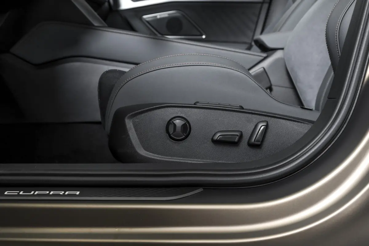 1.5 TSI e-Hybrid 272 PK VZ Extreme | Bronze Matt | S/K-Panodak | Sennheiser | Elek. stoelen | Matrix LED | Adapt. Cruise | Stoel-+stuurverw. | Camera | NAV+App. Connect | Elek. Klep | LM 19"