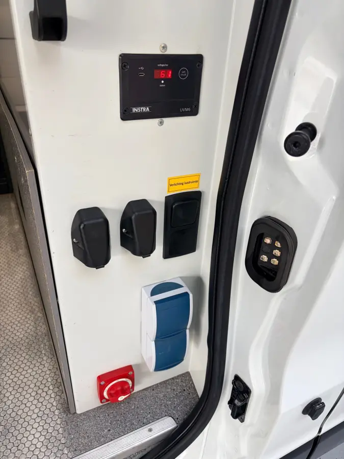 Servicewagen 1.6 dCi euro6 T27 L1H1 Comfort Bott inrichting Victron v230 Standkachel Trekhaak RIJKLAARPRIJS!
