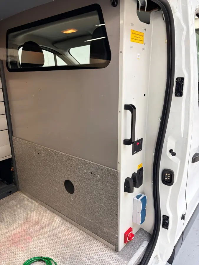 Servicewagen 1.6 dCi euro6 T27 L1H1 Comfort Bott inrichting Victron v230 Standkachel Trekhaak RIJKLAARPRIJS!