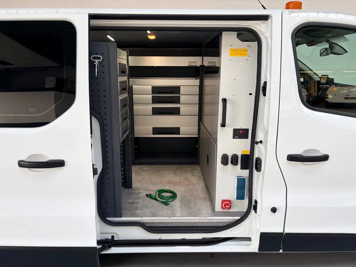 Servicewagen 1.6 dCi euro6 T27 L1H1 Comfort Bott inrichting Victron v230 Standkachel Trekhaak RIJKLAARPRIJS!