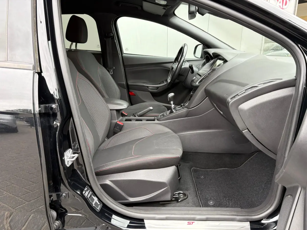 125PK EcoB. ST-Line Trekhaak/Camera/Carplay-android/Navigatie/Cruise-control