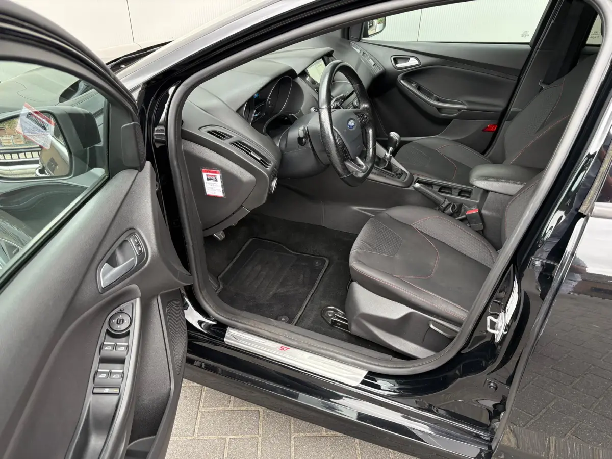 125PK EcoB. ST-Line Trekhaak/Camera/Carplay-android/Navigatie/Cruise-control