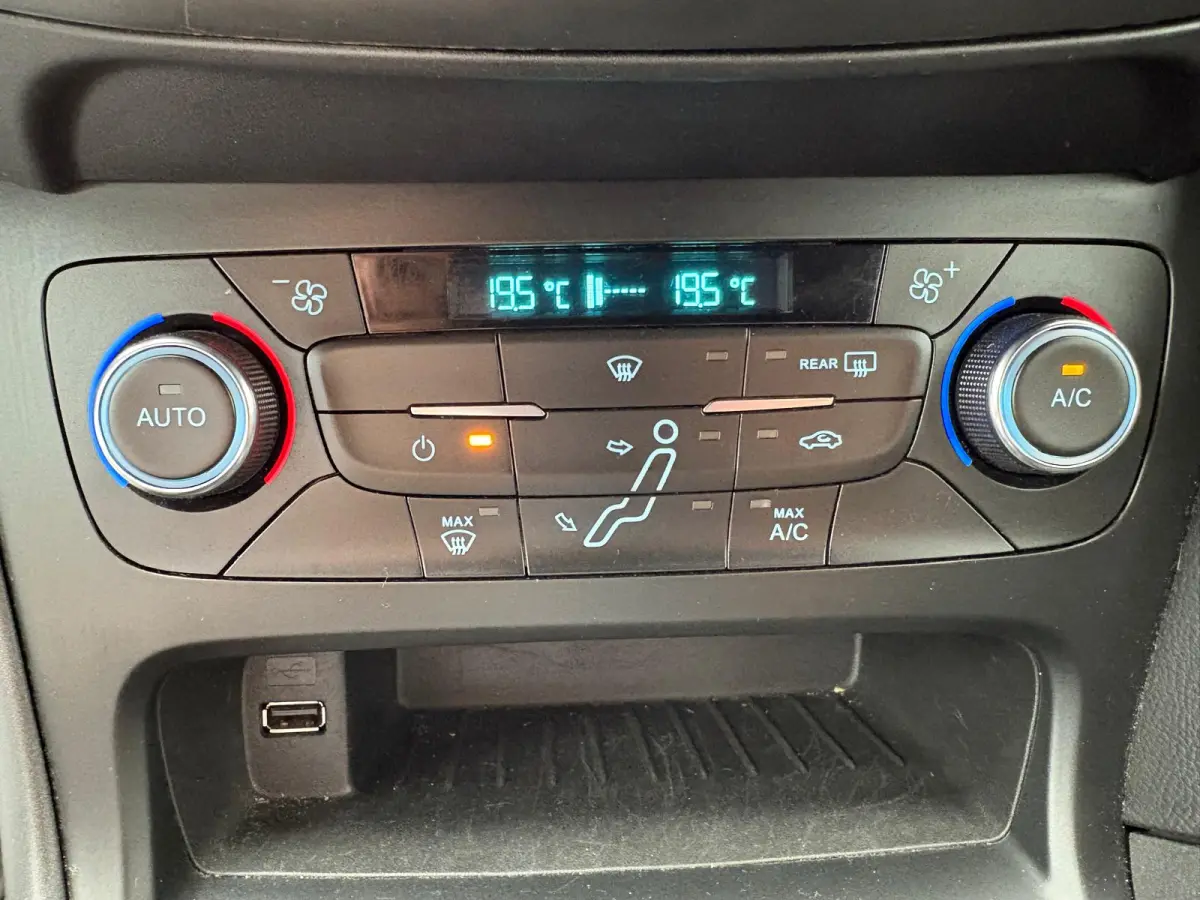 125PK EcoB. ST-Line Trekhaak/Camera/Carplay-android/Navigatie/Cruise-control