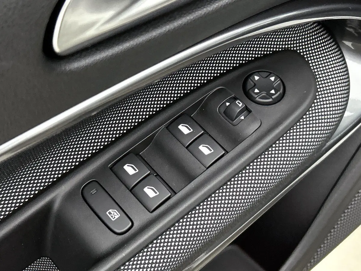 1.2 145pk Hybrid Icon Automaat | Apple Carplay/Android Auto | Cruise Control | LED | 17"LMV | Climate Control | Parkeersensoren |
