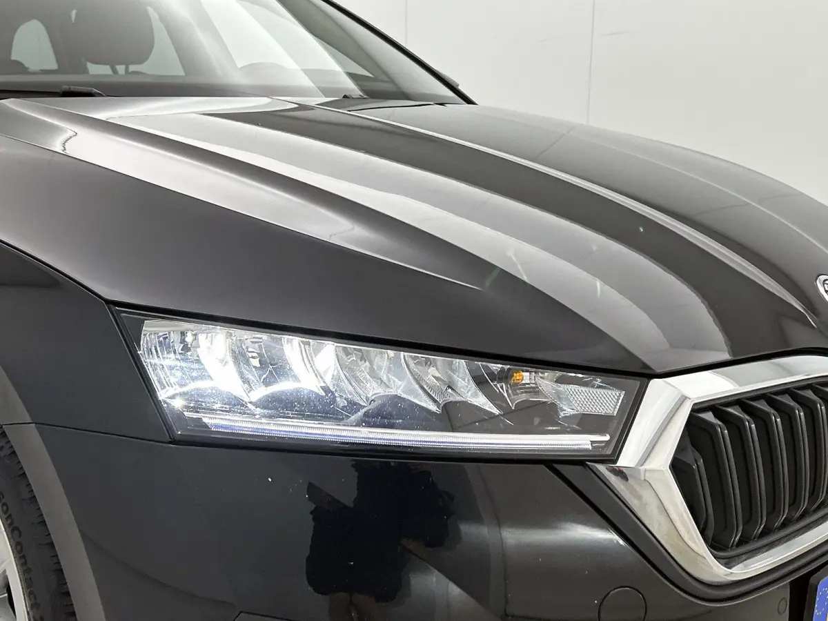 110pk Edition Plus | Elektrisch Verstelb. Bestuurdersstoel | Head-Up Display | Camera | Keyless | AUTOMAAT |