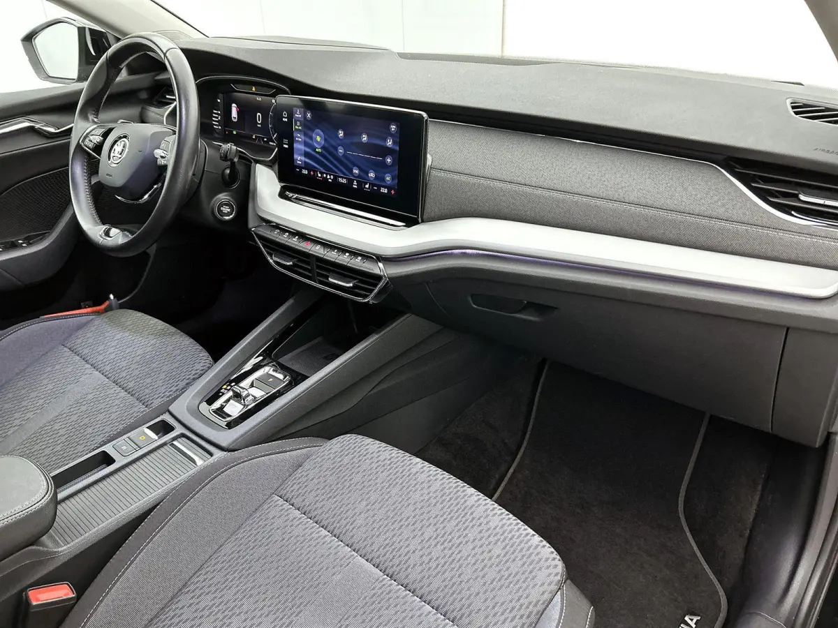 110pk Edition Plus | Elektrisch Verstelb. Bestuurdersstoel | Head-Up Display | Camera | Keyless | AUTOMAAT |