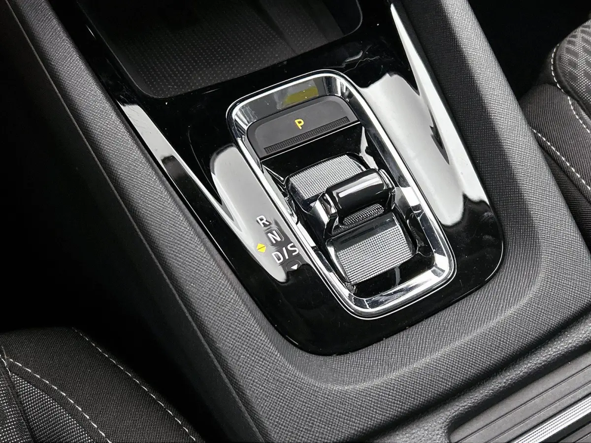 110pk Edition Plus | Elektrisch Verstelb. Bestuurdersstoel | Head-Up Display | Camera | Keyless | AUTOMAAT |