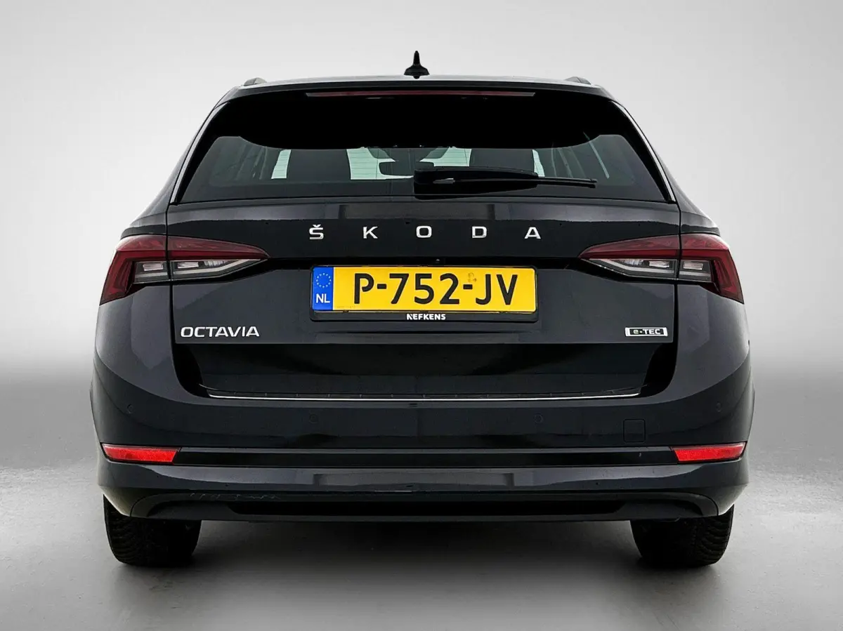 110pk Edition Plus | Elektrisch Verstelb. Bestuurdersstoel | Head-Up Display | Camera | Keyless | AUTOMAAT |