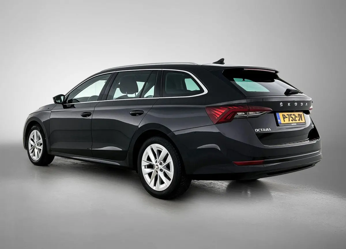 110pk Edition Plus | Elektrisch Verstelb. Bestuurdersstoel | Head-Up Display | Camera | Keyless | AUTOMAAT |