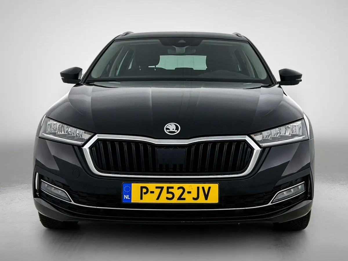 110pk Edition Plus | Elektrisch Verstelb. Bestuurdersstoel | Head-Up Display | Camera | Keyless | AUTOMAAT |