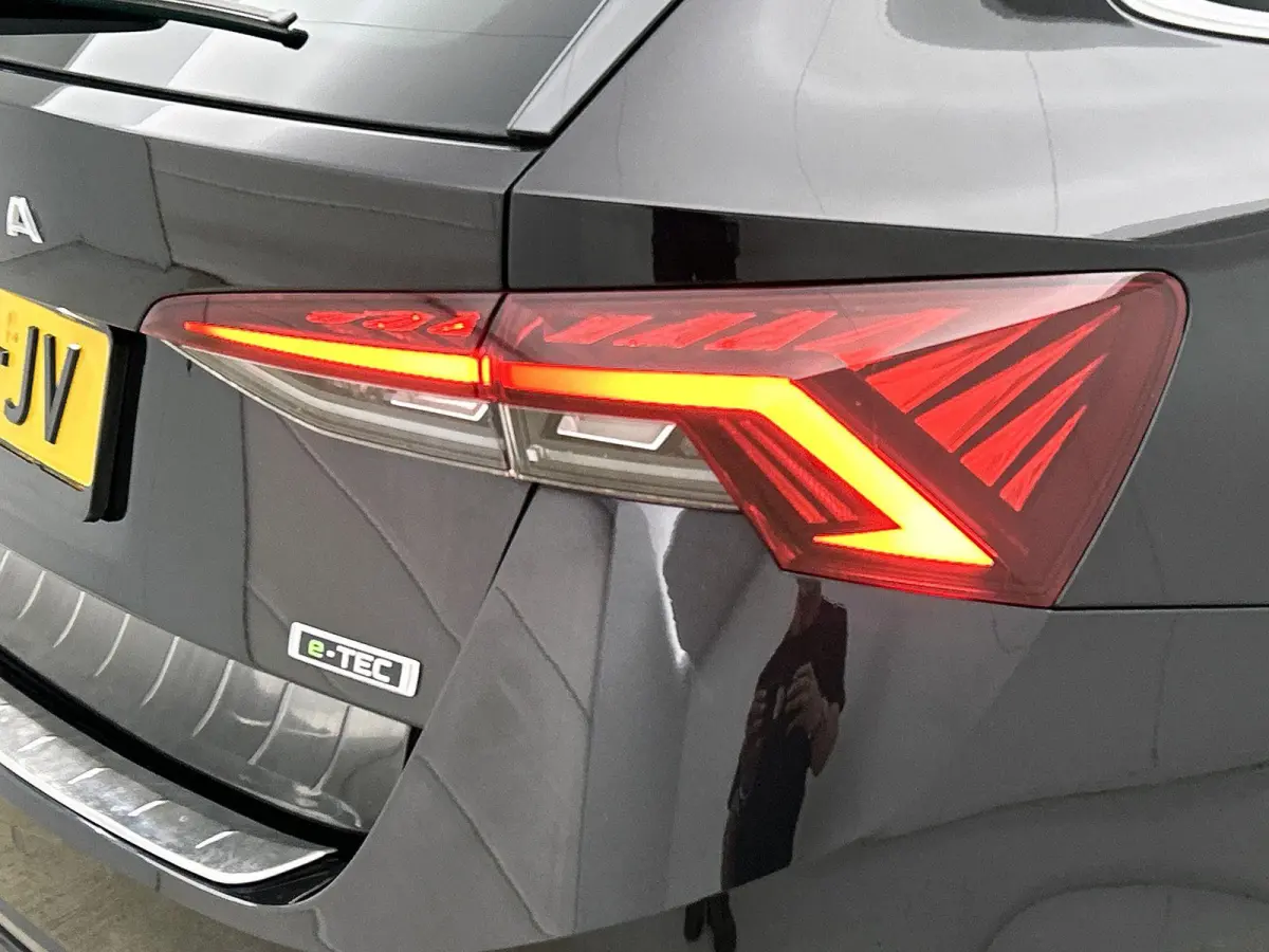 110pk Edition Plus | Elektrisch Verstelb. Bestuurdersstoel | Head-Up Display | Camera | Keyless | AUTOMAAT |