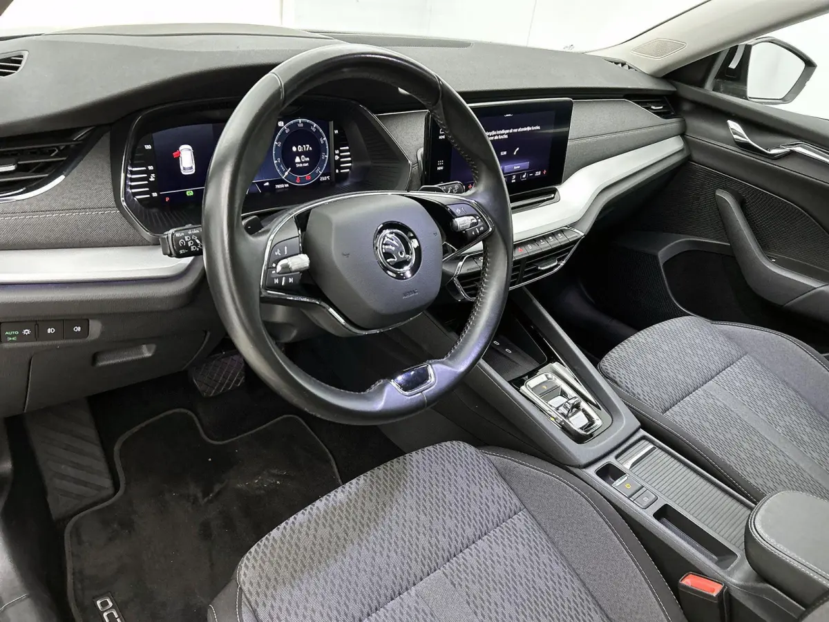 110pk Edition Plus | Elektrisch Verstelb. Bestuurdersstoel | Head-Up Display | Camera | Keyless | AUTOMAAT |