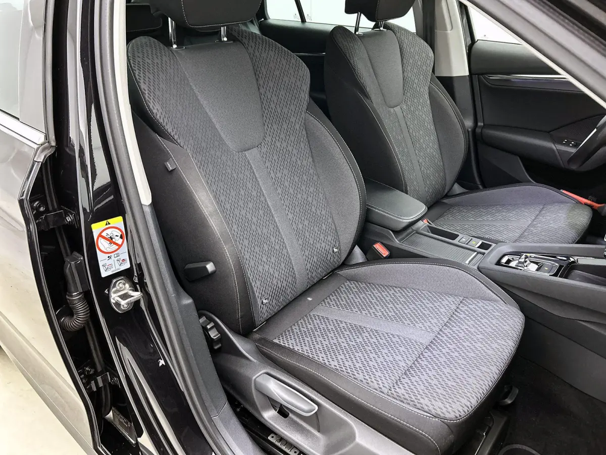 110pk Edition Plus | Elektrisch Verstelb. Bestuurdersstoel | Head-Up Display | Camera | Keyless | AUTOMAAT |