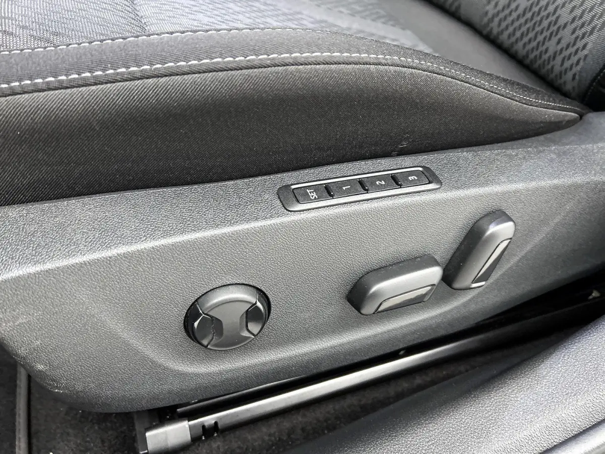 110pk Edition Plus | Elektrisch Verstelb. Bestuurdersstoel | Head-Up Display | Camera | Keyless | AUTOMAAT |