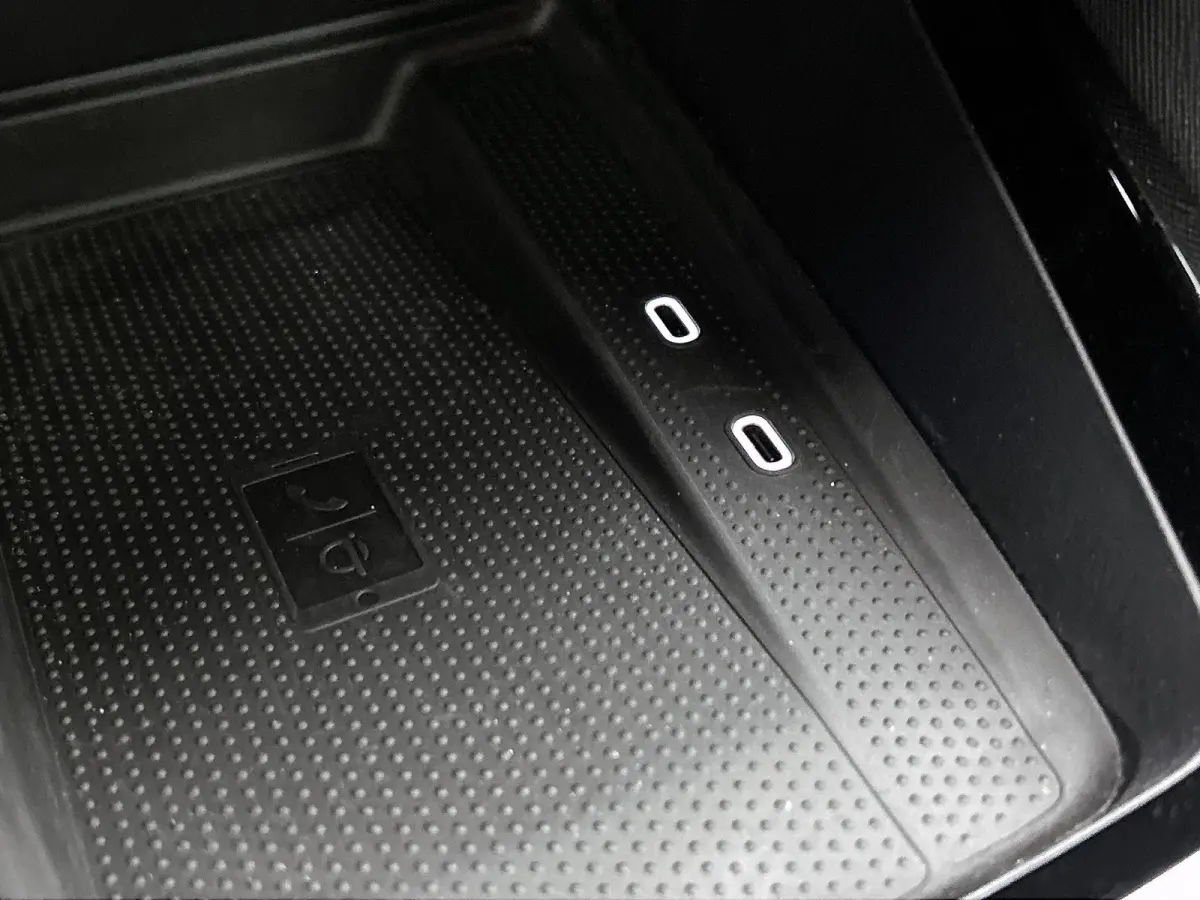 110pk Edition Plus | Elektrisch Verstelb. Bestuurdersstoel | Head-Up Display | Camera | Keyless | AUTOMAAT |