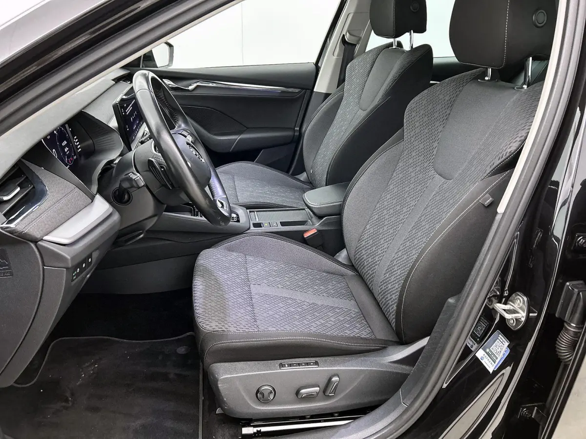 110pk Edition Plus | Elektrisch Verstelb. Bestuurdersstoel | Head-Up Display | Camera | Keyless | AUTOMAAT |